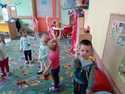 Pszczółki i Motylki - 100 metrów dla Niepodległej 