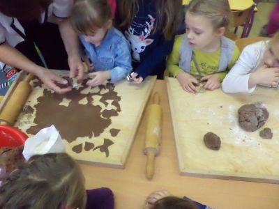  Jagódki i Krasnoludki pieką świąteczne ciasteczka